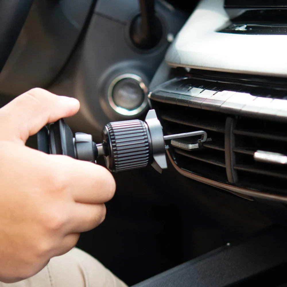 Support magnétique pour fixer ton téléphone dans la grille d'ération de la voiture - Silwy