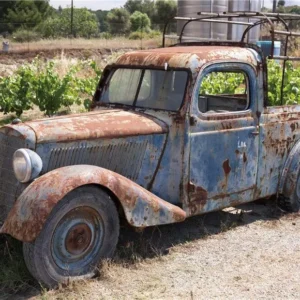 Toile de fond de photographie vintage de vieille voiture de rouille rustique d'automne