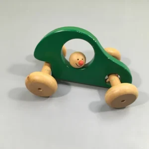 Voiture en bois verte, coups dans la peinture