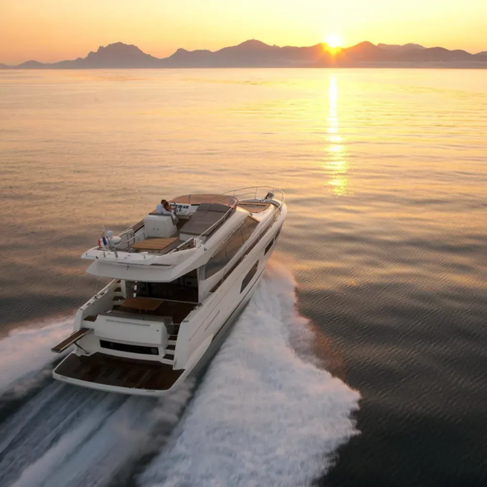 M/Y Prestige 550 FLY - 18 m - 3 Cabins - 12 Guests YACHT BAR