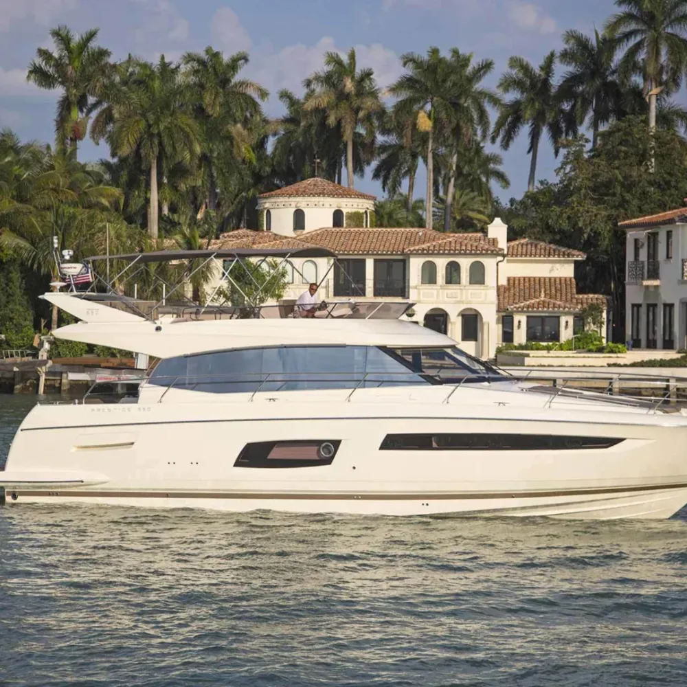 M/Y Prestige 550 FLY - 18 m - 3 Cabins - 12 Guests YACHT BAR