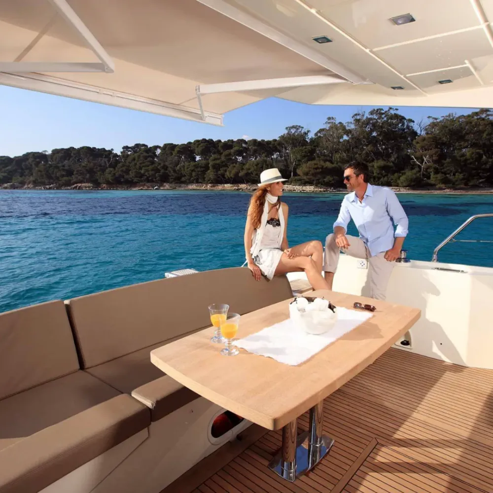 M/Y Prestige 550 FLY - 18 m - 3 Cabins - 12 Guests YACHT BAR