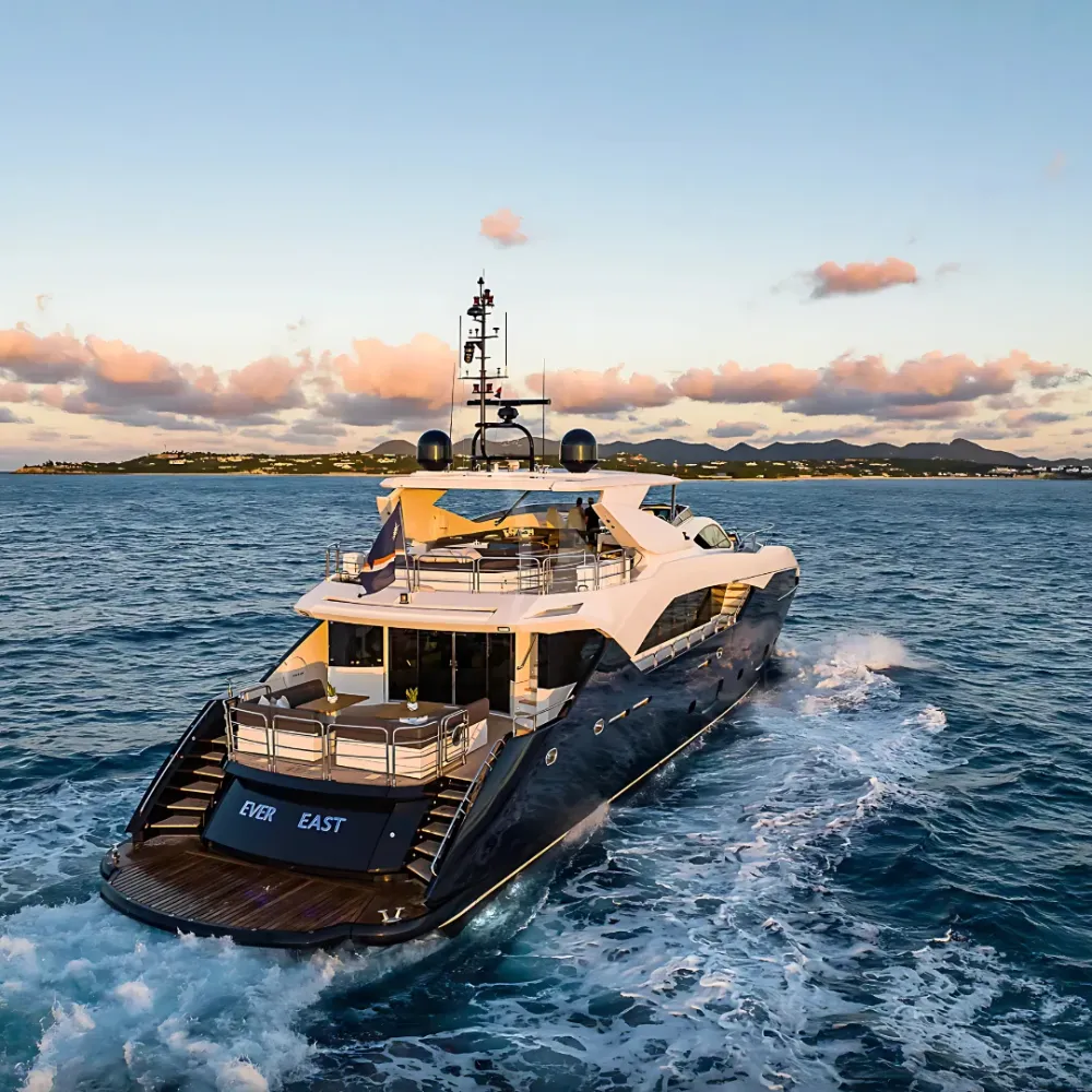 M/Y SUNSEEKER 114 - 33,05 m - 11 Guests - 5 Cabins - 7 Crews YACHT BAR